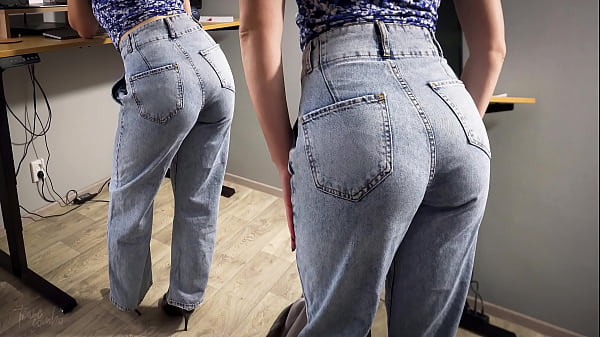 La segretaria MILF in jeans a vita alta stuzzica il suo bel sedere